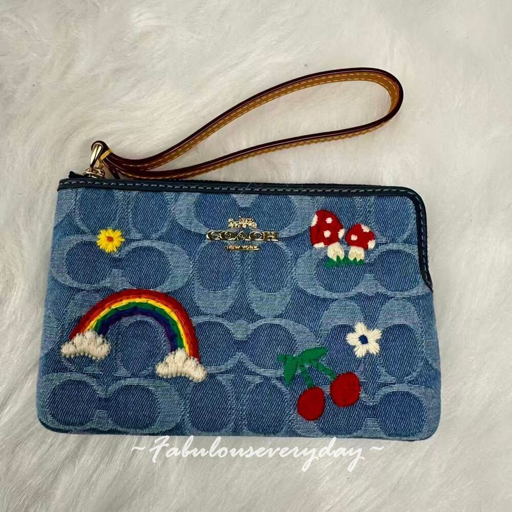 Coach Corner Zip Wristlet In Signature Denim CDF35 denim/Gold/Indigo Multi NWT - Picture 2 of 5